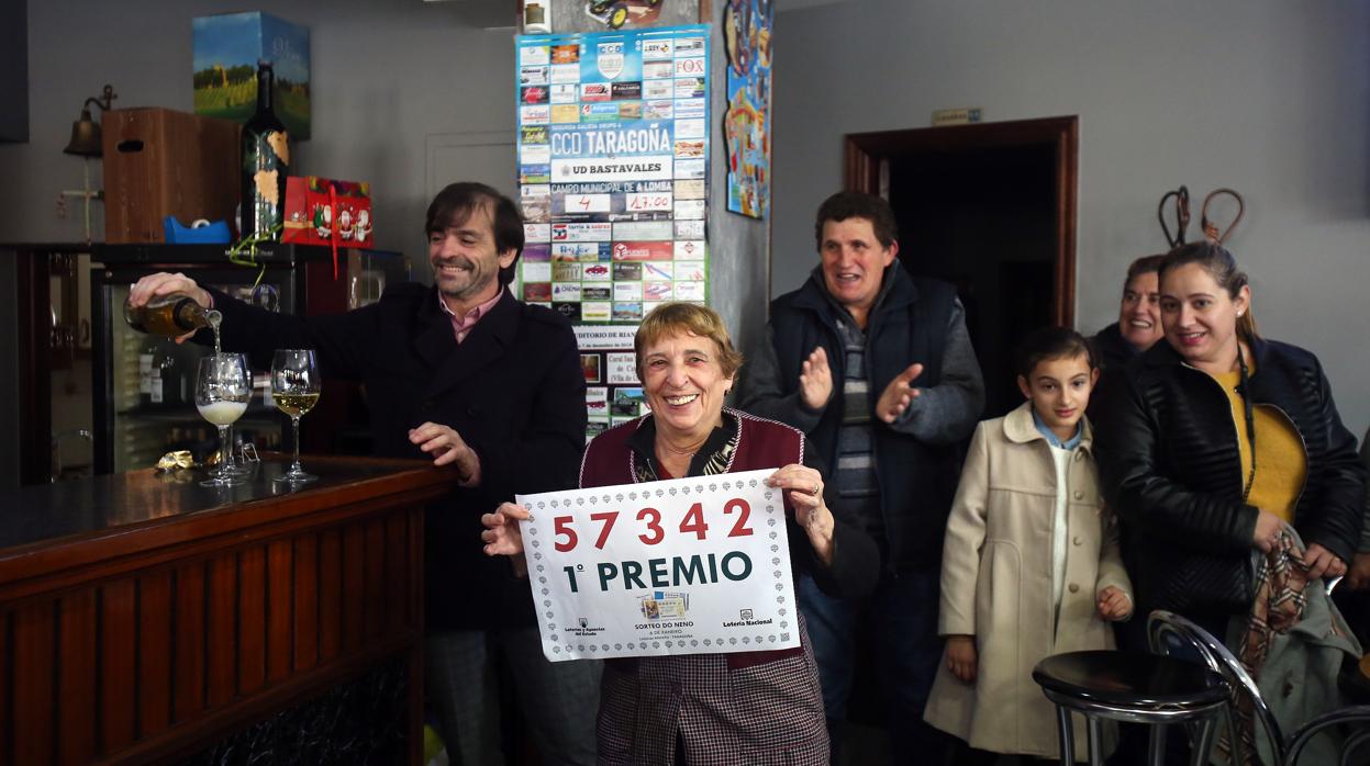 Celebración del premio en el bar «Cuatro Caminos» en Taragoña (Rianxo)