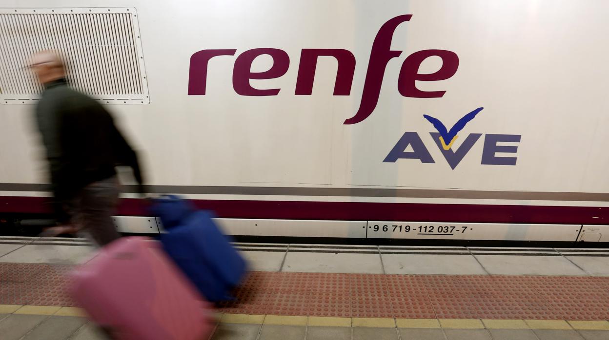 Una AVE en la estación leonesa