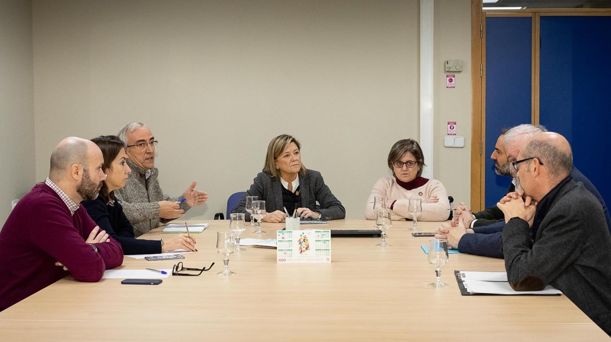 La edil Patricia Cavero (en el centro), durante el encuentro que ha mantenido con responsables de Disminuidos Físicos de Aragón y técnicos municipales