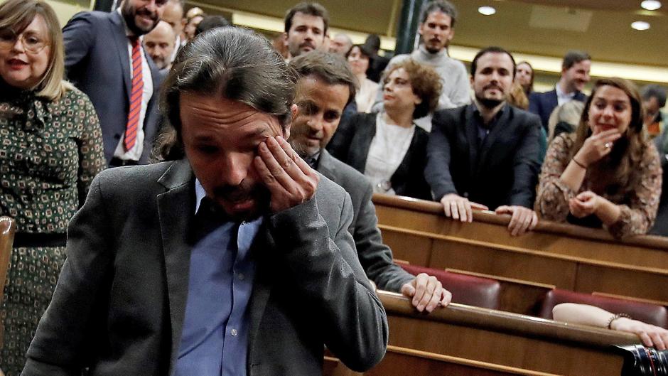 Las lágrimas de Pablo Iglesias tras la exitosa investidura de Pedro Sánchez