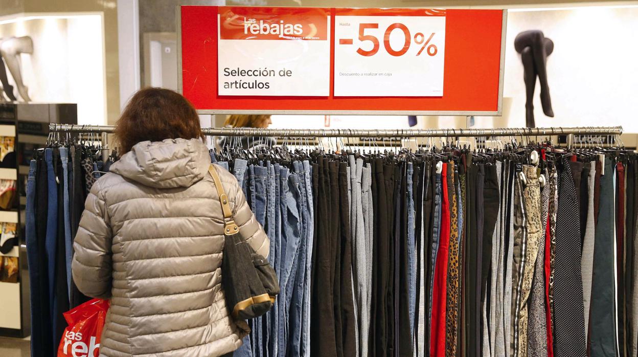 Una compradora en las rebajas, en un centro comercial de la calle Preciados