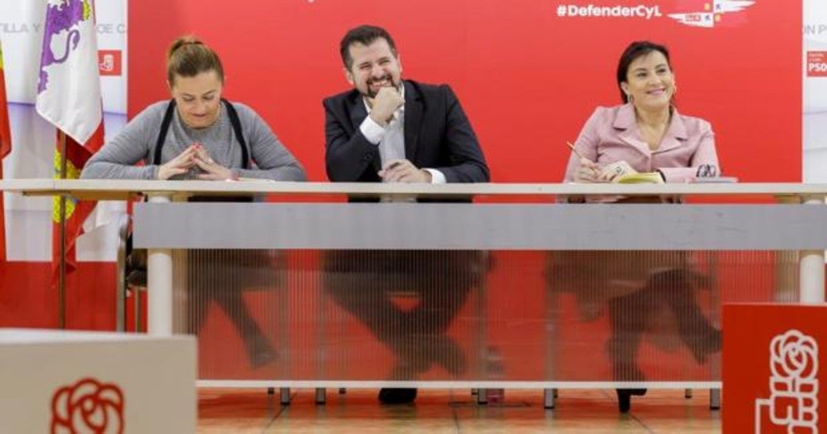 Luis Tudanca, entre Virginia Barcones y Ana Sánchez, ayer en la Permanente del PSCL