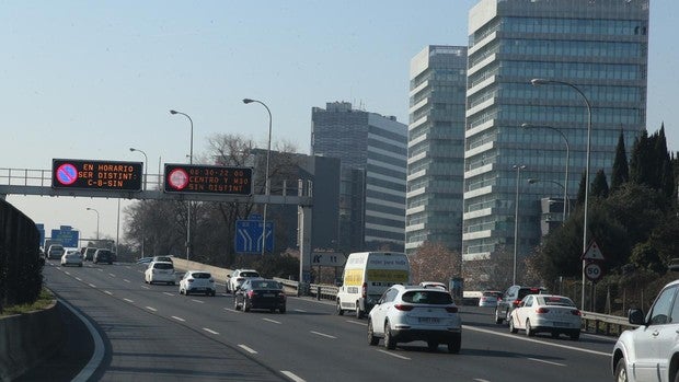 Mañana se mantiene la limitación de la velocidad a 70 km/h en la M-30 por alta contaminación