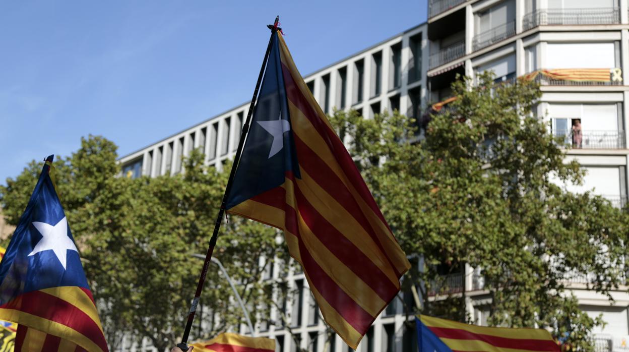 Banderas independentistas ondeando en la marcha secesionista del pasado 11 de septiembre en Barcelona