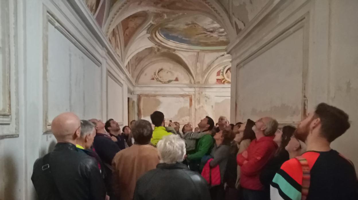 Un grupo de turistas recorriendo los espacios de la histórica Cartuja de Las Fuentes