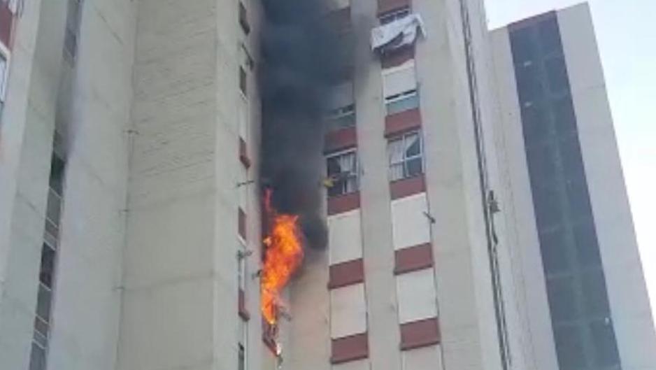 El vídeo del espectacular incendio en un bloque de pisos de quince plantas en Alicante