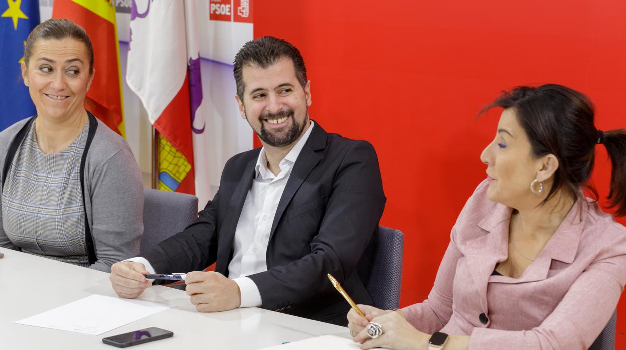 Luis Tudanca, entre Barcones y Ana Sánchez, en la Permanente del PSCL celebrado ayer