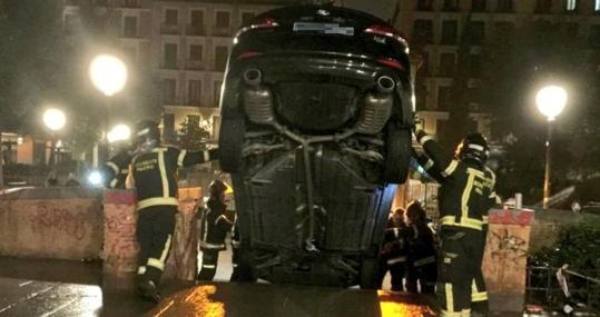 Los bomberos remolocan un VTC atrapado en la plaza del Dos de Mayo