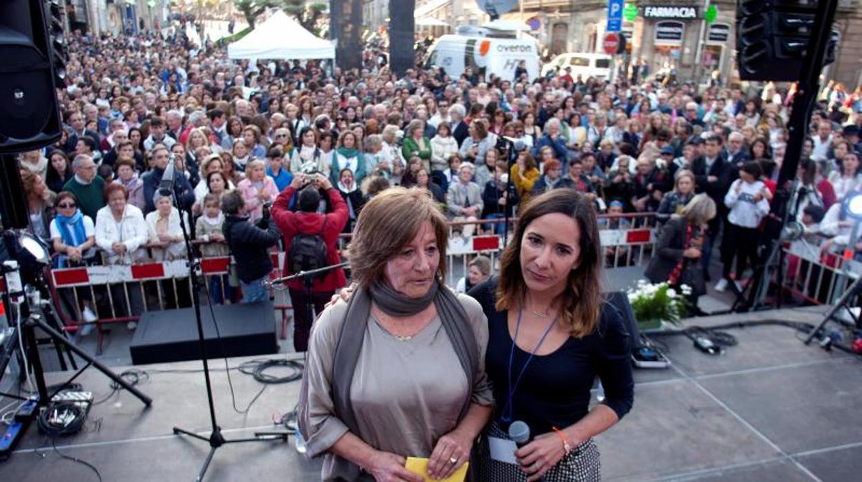 La madre y la hermana de Déborah Fernández, durante una concentración