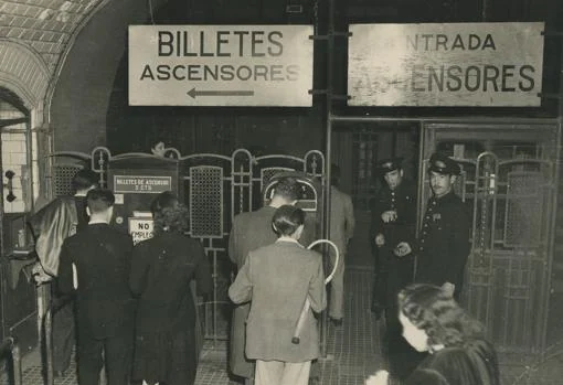 Entrada a los ascensores de la estación de Metro, en 1949, cuando se llamaba "José Antonio"