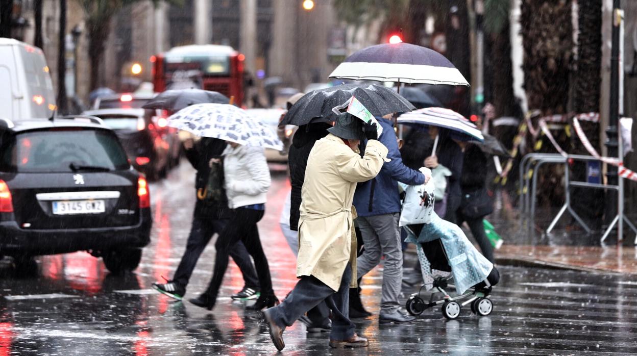 Imagen de archivo de una jornada de lluvia en Valencia