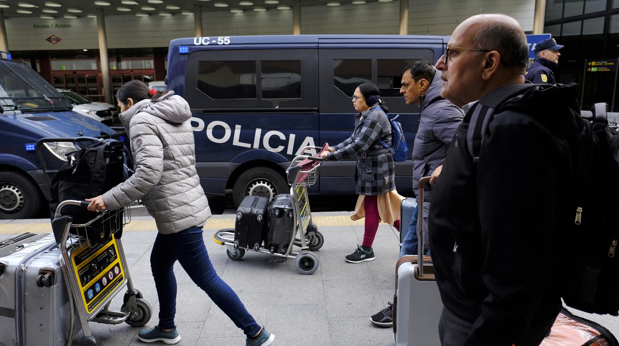 Un furgón de la Policía Nacional en el aeropuerto de Barajas