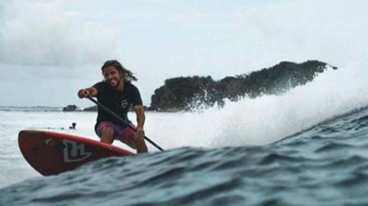 Diego Bello, el joven asesinado, era surfista y vivía en una isla al sur del país asiático