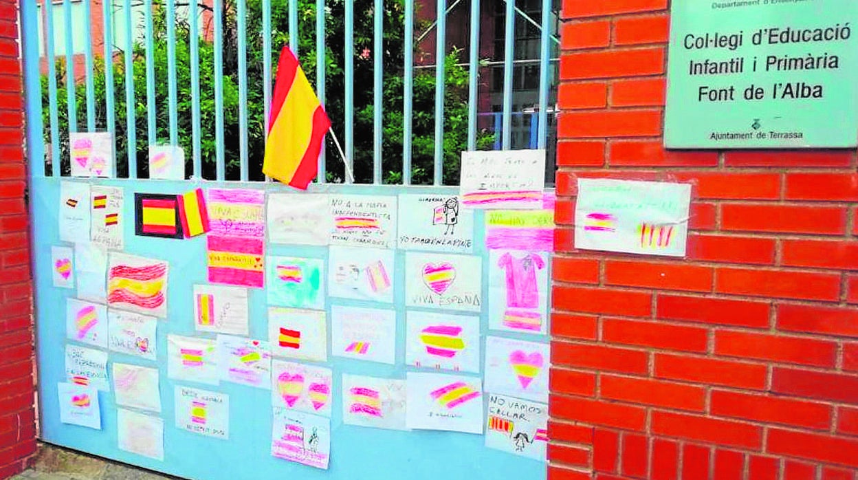 El incidente despertó una campaña para poner banderas españolas en la puerta del colegio