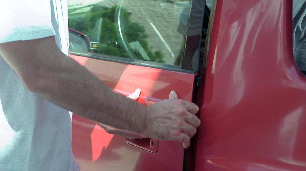 Detienen a un sexagenario acusado de robar pertenencias del interior de los coches en Redondela