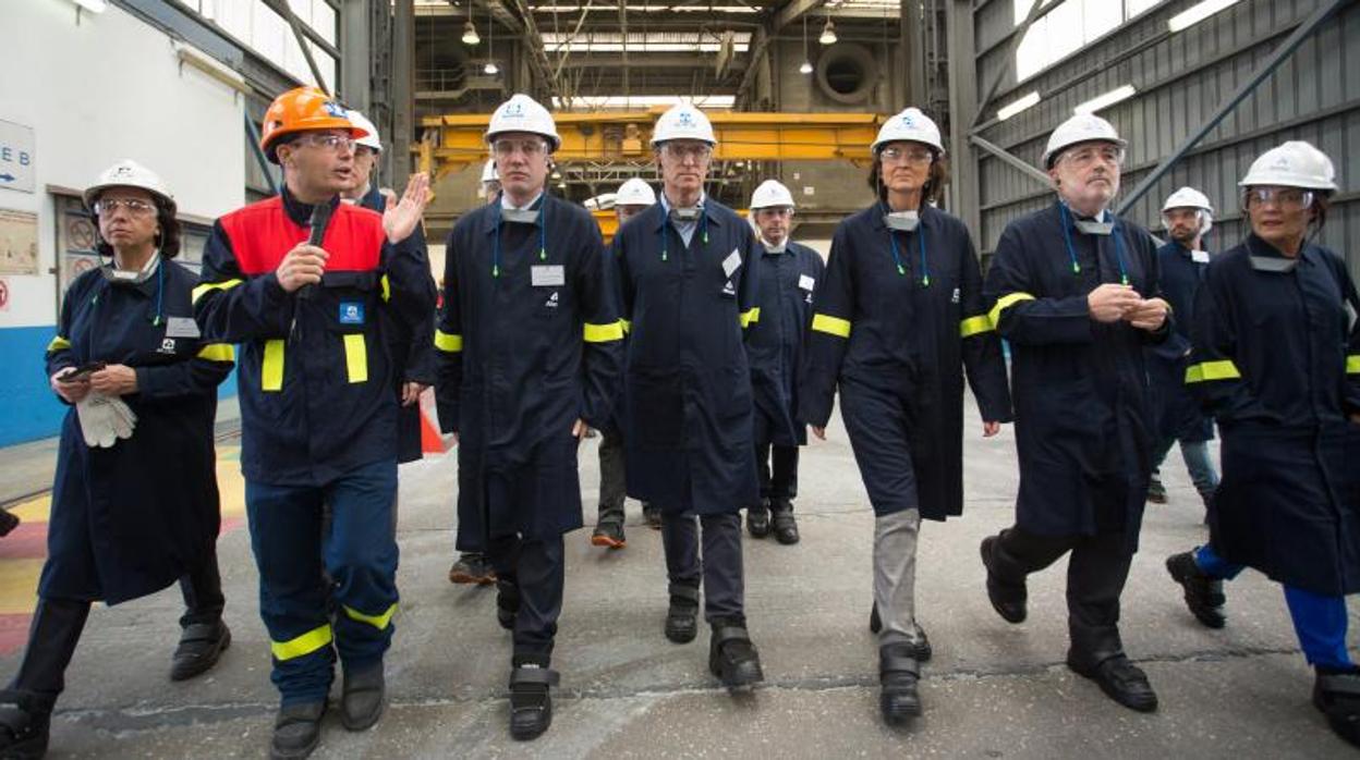 El presidente de la Xunta, Alberto Núñez Feijóo, y la ministra de Industria, Reyes Maroto, durante una visita a la planta de Alcoa San Cibrao