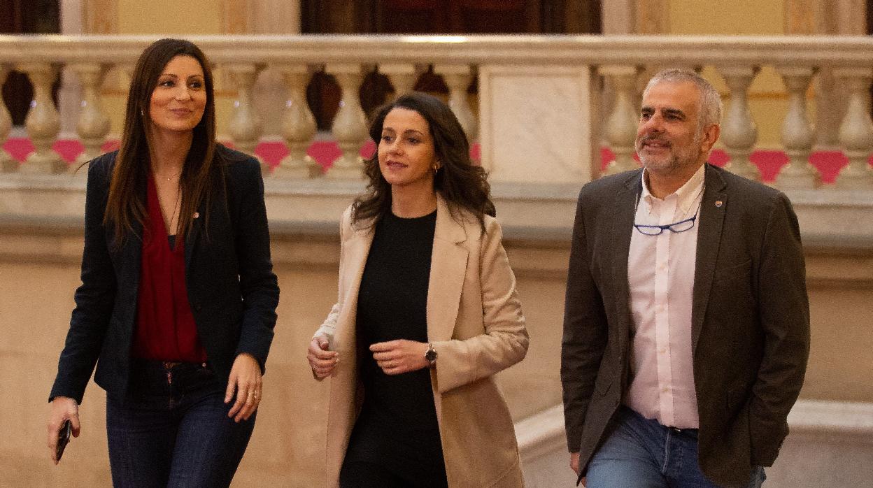 Inés Arrimadas, escoltada ayer por Lorena Roldán y Carlos Carrizosa en el Parlamento catalán