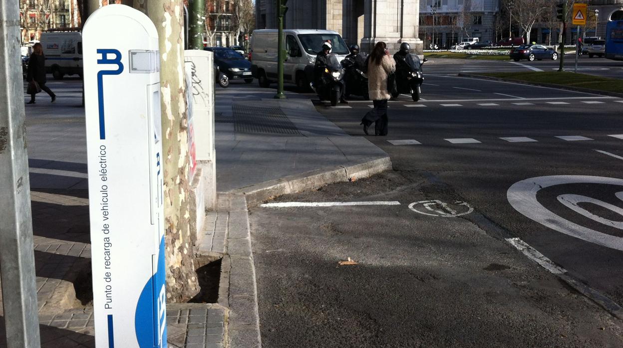 Punto de recarga para vehículos eléctricos en la Puerta de Alcalá