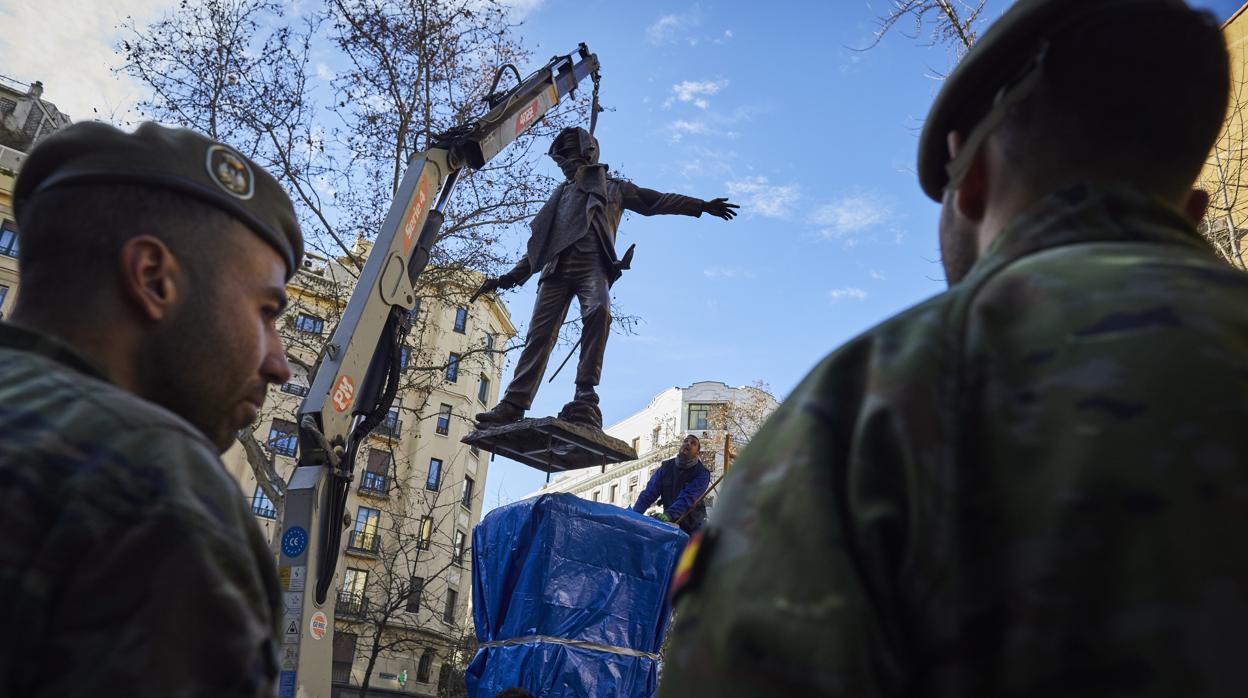 Momento de la instalación de la estatua, ayer