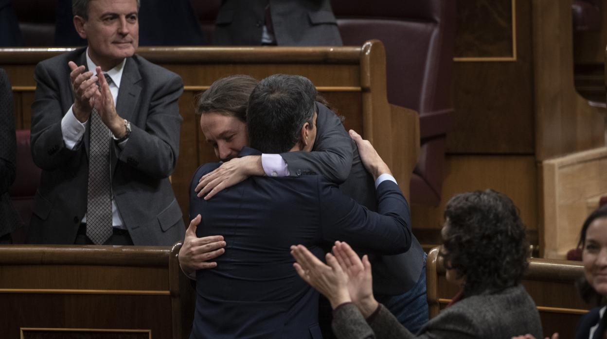 Pablo Iglesias y Pedro Sánchez se abrazan después de que éste fuera elegido presidente del Gobierno