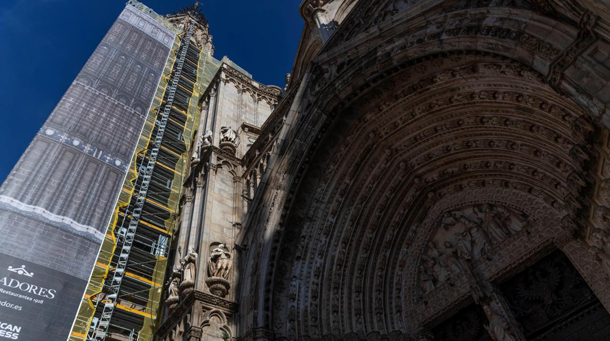 Una lona cubre la torre de la catedral durante los trabajos de restauración