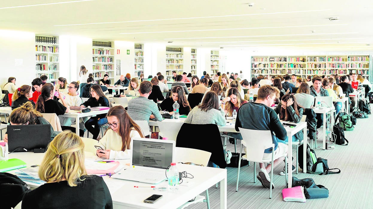 Alumnos estudiando en una biblioteca universitaria