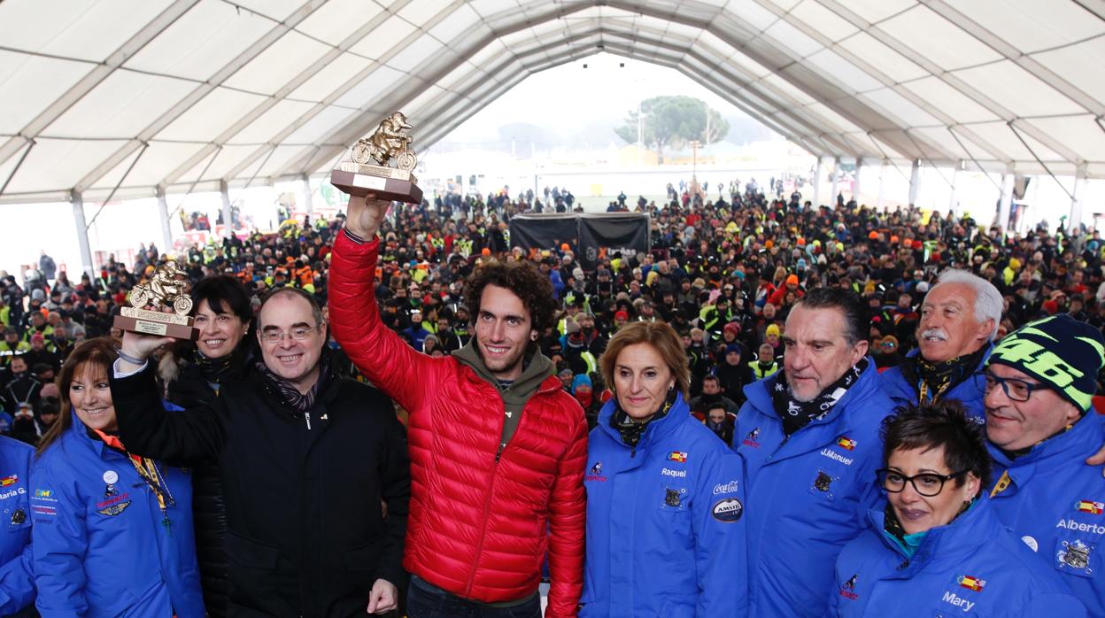 El piloto Alex Rins y la Fundación Mapfre reciben los Pingüinos de oro en la jornada de clausura de la concentración