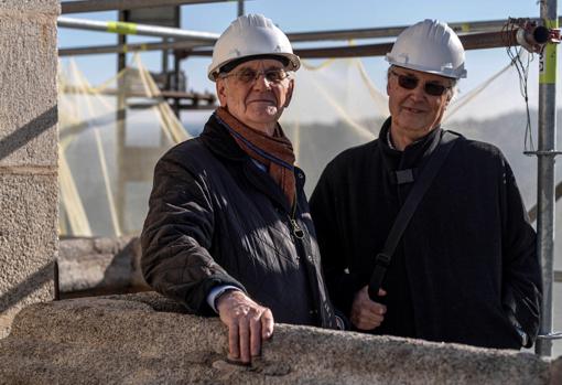 El arquitecto conservador del templo primado de España, Jaime Castañón (izq) junto a Antonio Sánchez-Barriga, restaurador