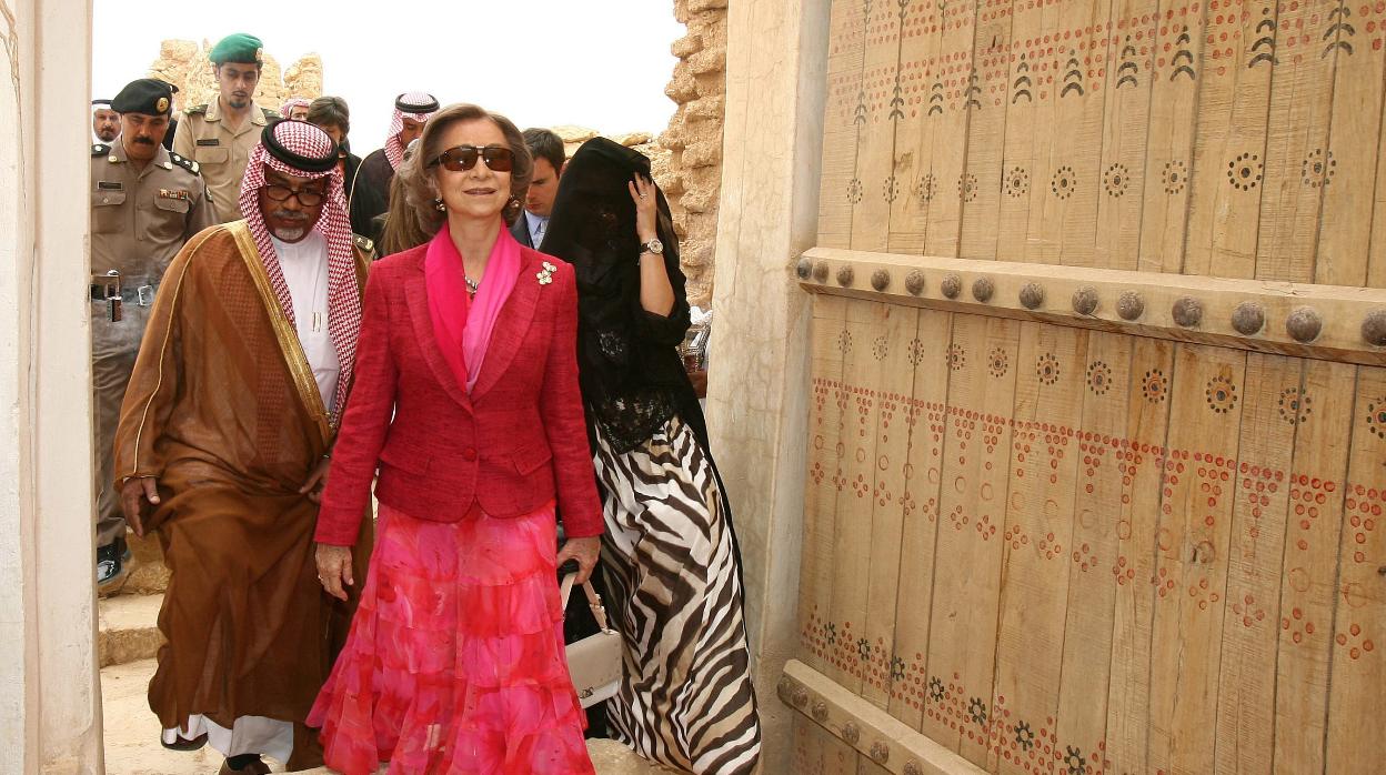 Doña Sofía, vestida de color fucsia en su viaje a Arabia Saudí de 2006