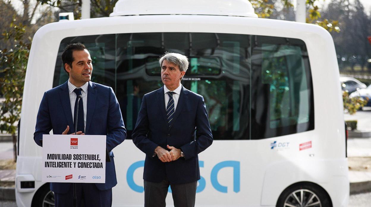 El vicepresidente de la Comunidad de Madrid, Ignacio Aguado, y el consejero de Transportes, Movilidad e Infraestructuras, Ángel Garrido, junto al autobús autónomo