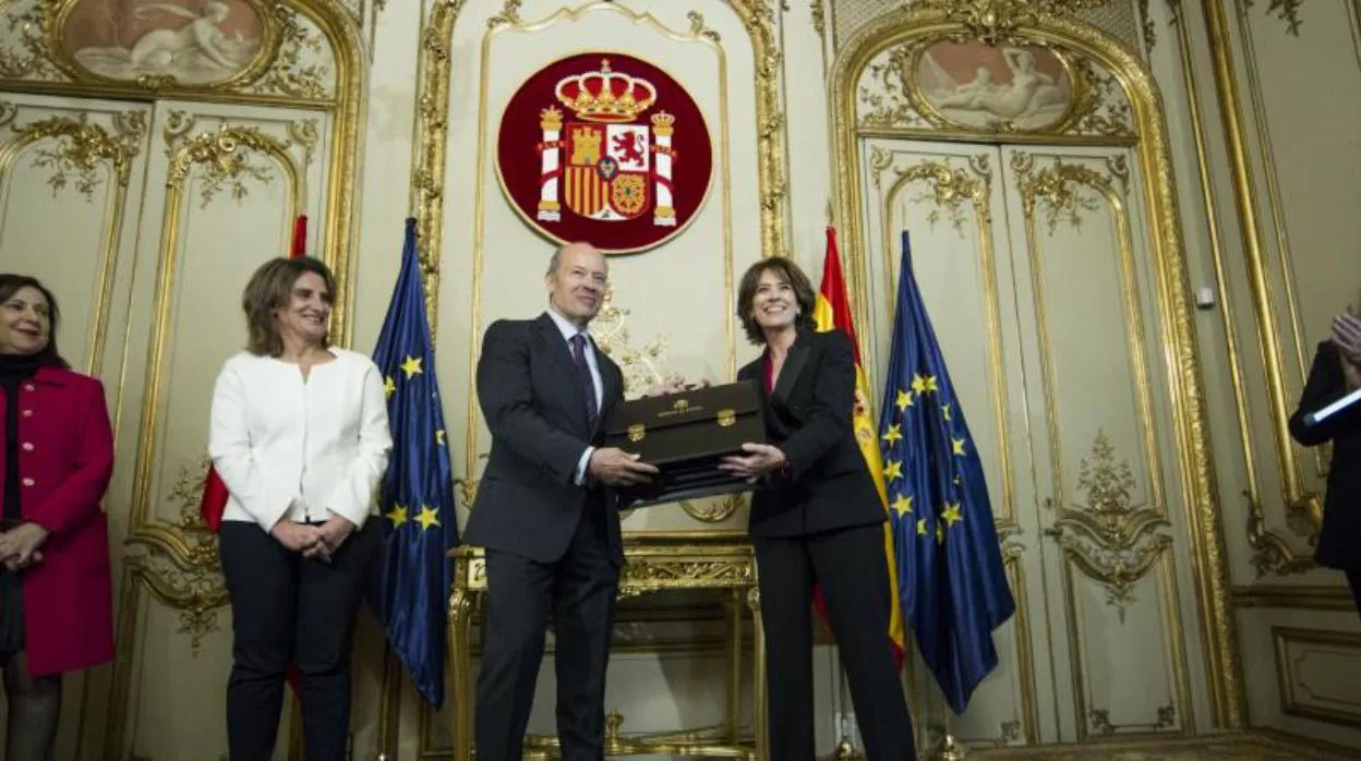 Juan Carlos Campo, nuevo ministro de Justicia, recibe la cartera de manos de Dolores Delgado