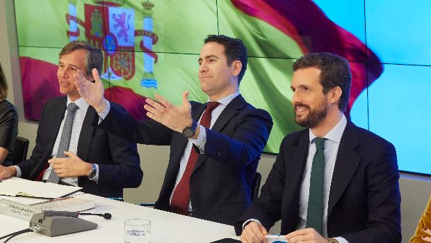 Los barones del PP aplauden que Casado mire al centro y descarte entrar en la «radicalidad» de Vox