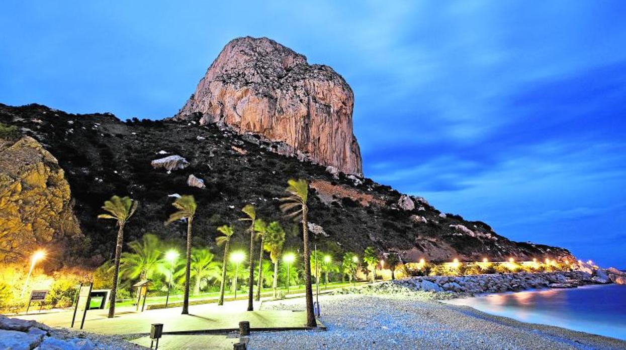 Playa de Calpe junto al Peñón de Ifach