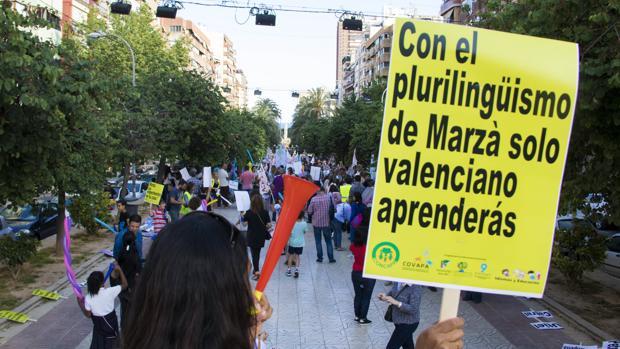 «Por la libertad de elección de lengua»: primera gran protesta de la legislatura contra Ximo Puig