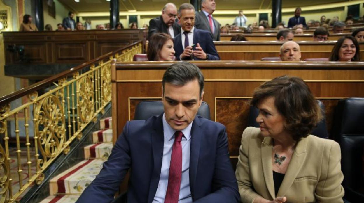 Pedro Sánchez y Carmen Calvo