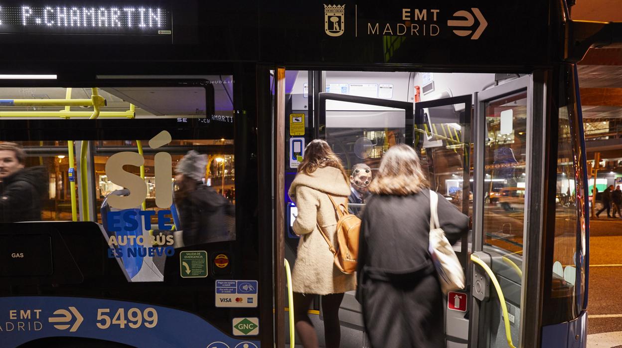 El autobús en servicio especial opera desde el lunes por el cierre de la línea 4