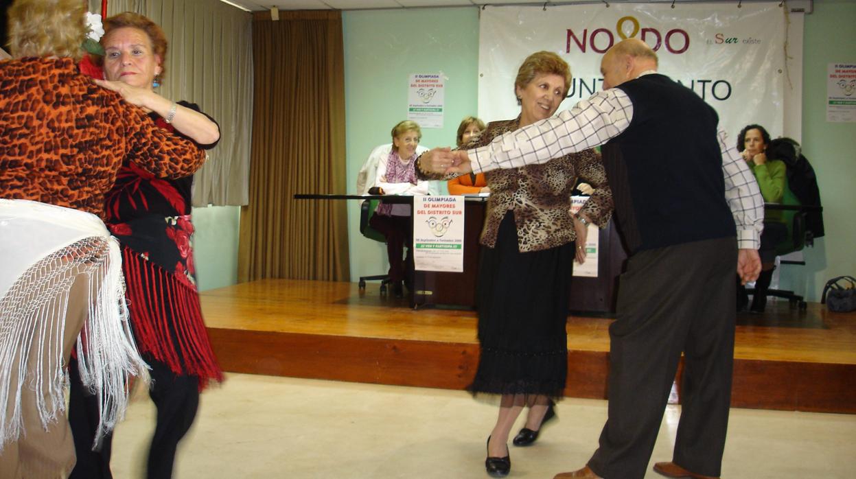 Personas mayores bailando en una imagen de archivo