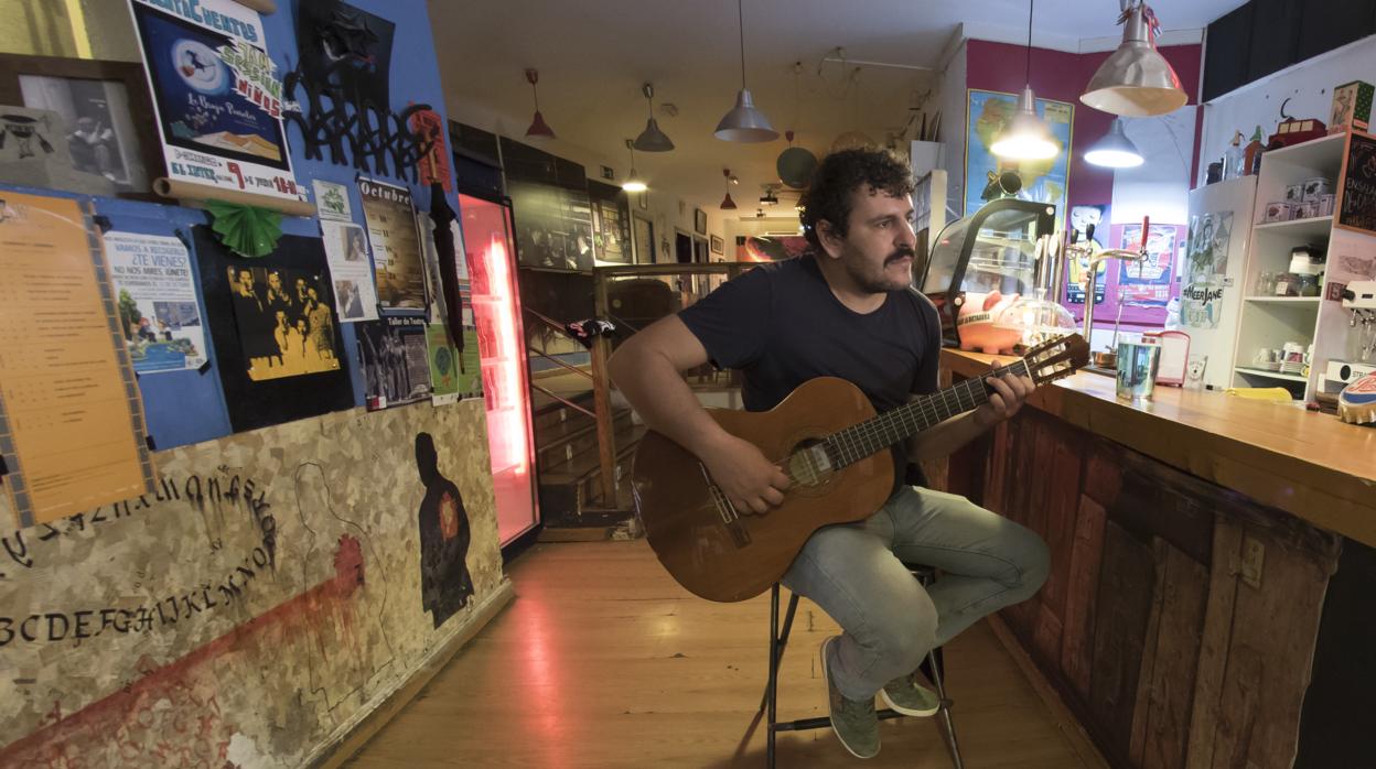 El cantautor Carlos Ávila se sube al escenario del Teatro de Rojas para presentar su nuevo libro-disco