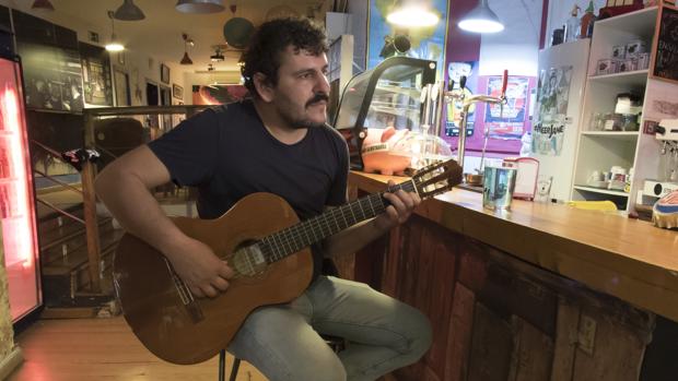 Carlos Ávila, el cantautor que habla de libertad, amor y compromiso social