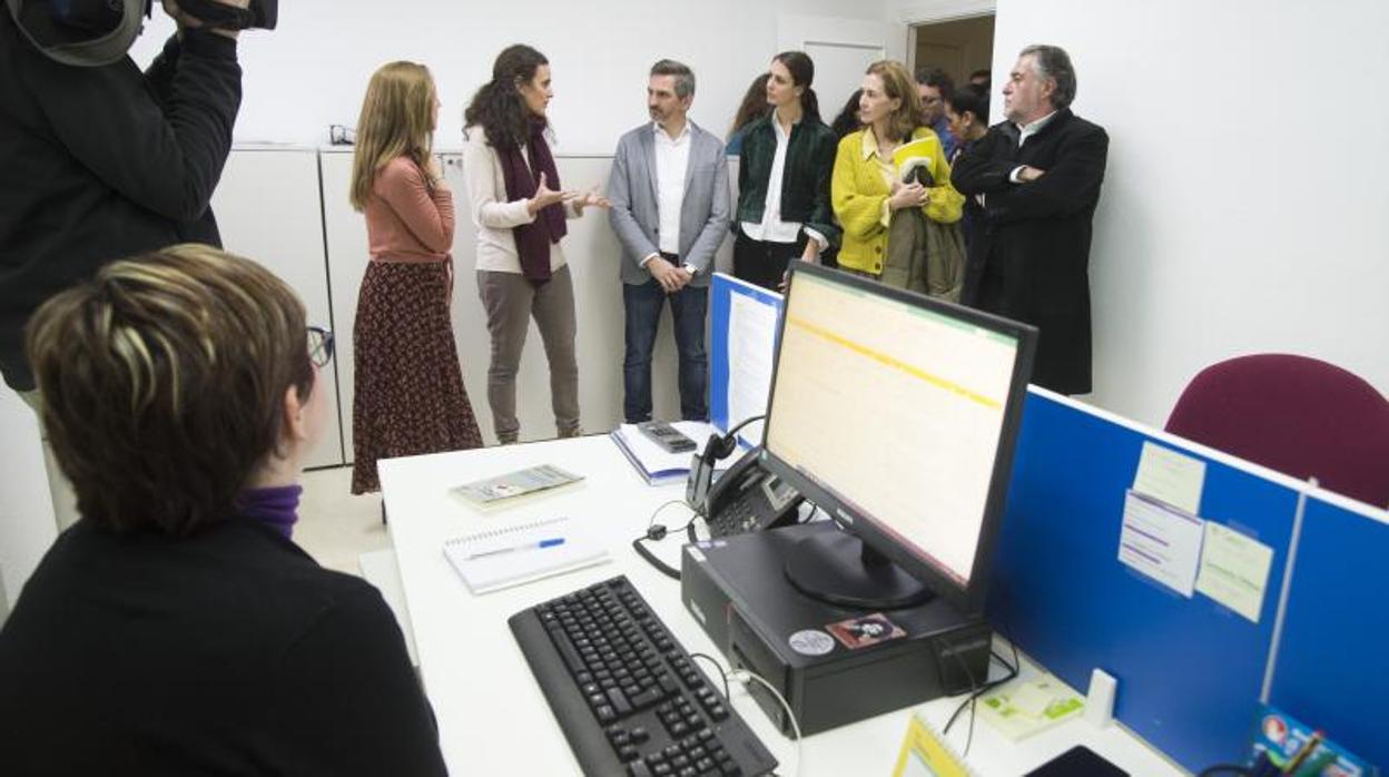 El delegado de Familias, José Aniorte, junto a los portavoces del PSOE, Pepu Hernández, y de Más Madrid, Rita Maestre, durante la visita al centro 24 horas de atención a víctimas de violencia sexual