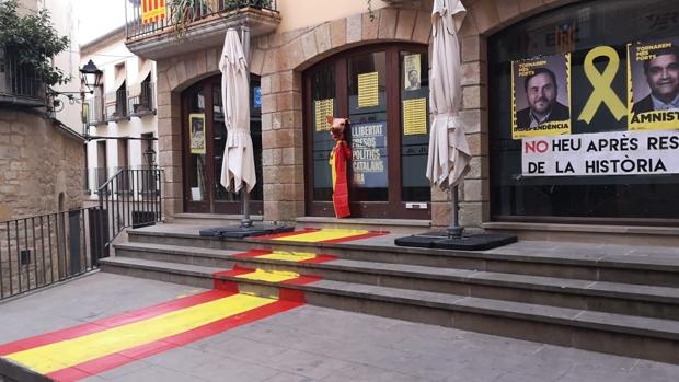 Acoso a ERC en la Cataluña rural: cabeza de cerdo y bandera española ante su sede en Solsona (Lérida)