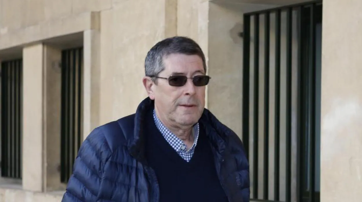Juan Cano, este miércoles a la entrada de la Audiencia de Alicante, donde se celebra el juicio