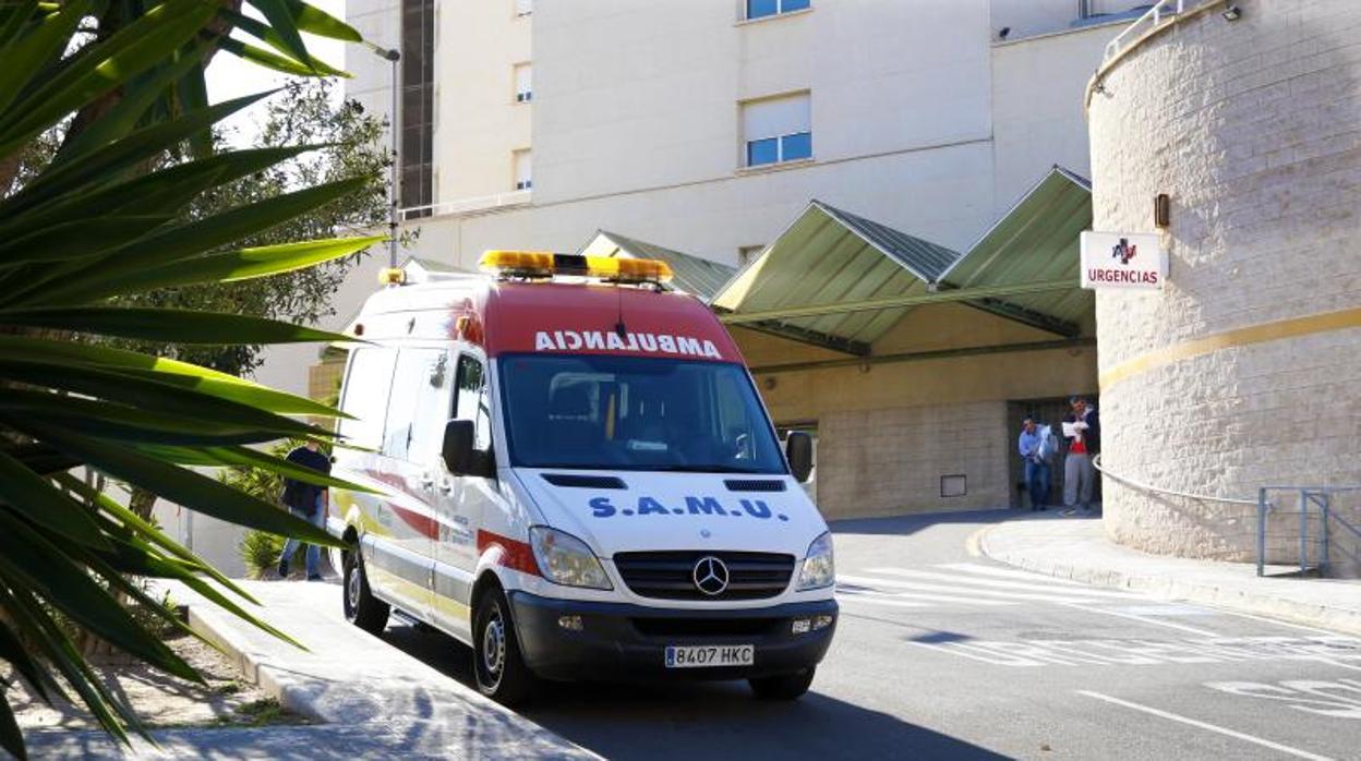 Una ambulancia del SAMU en Urgencias del Hospital General de Alicante