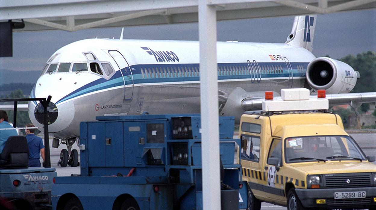 Un avión en el aeropuerto de Alvedro, en una imagen de archivo