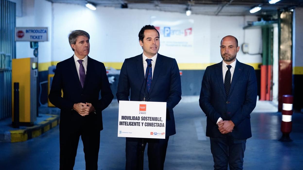 El consejero Ángel Garrido (izq.), el vicepresidente Ignacio Aguado y el alcalde de Colmenar, Jorge García, en la presentación del primer aparcamient odisuasorio de la red Aparca+T