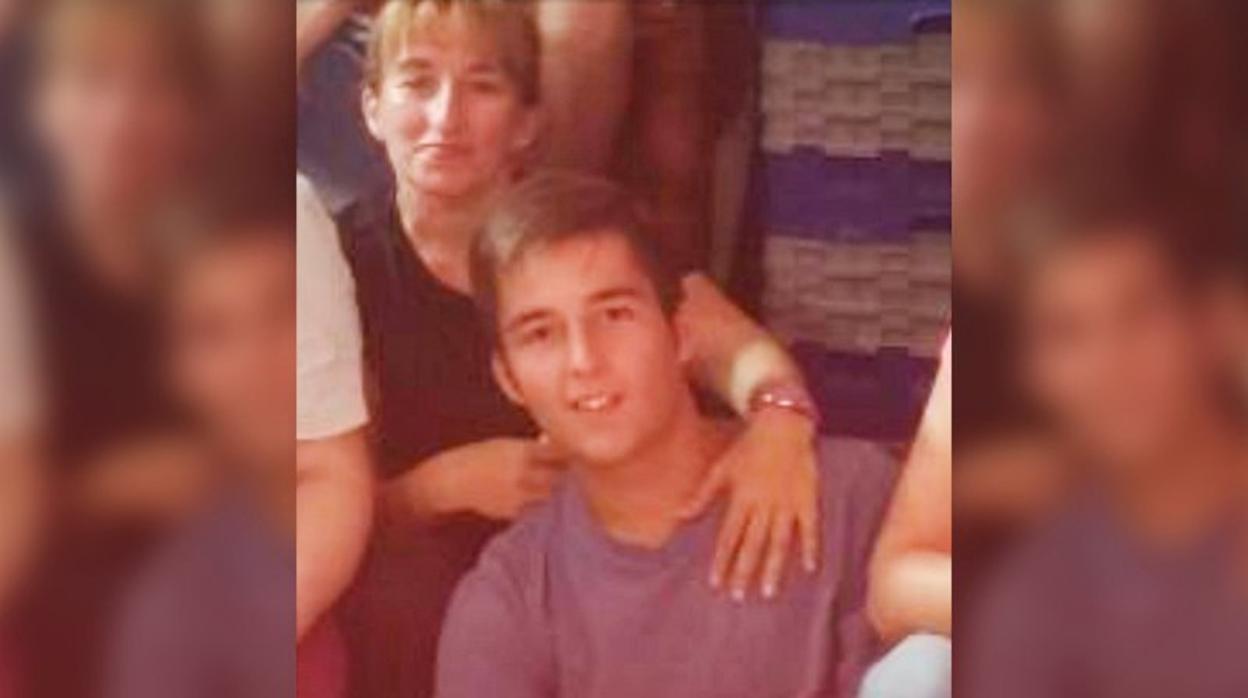 Milagros con su hijo Cristian, en una imagen que acompaña la petición de firmas