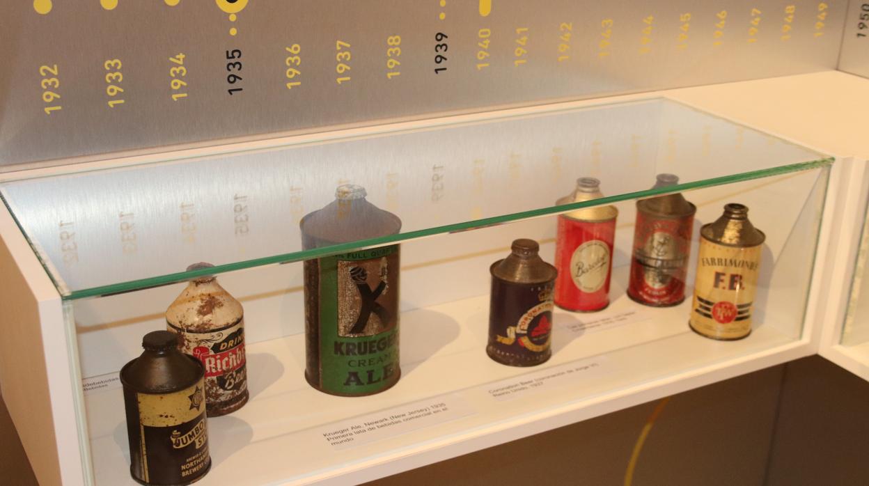 Imagen de algunas de las latas más antiguas que forman parte de la exposición