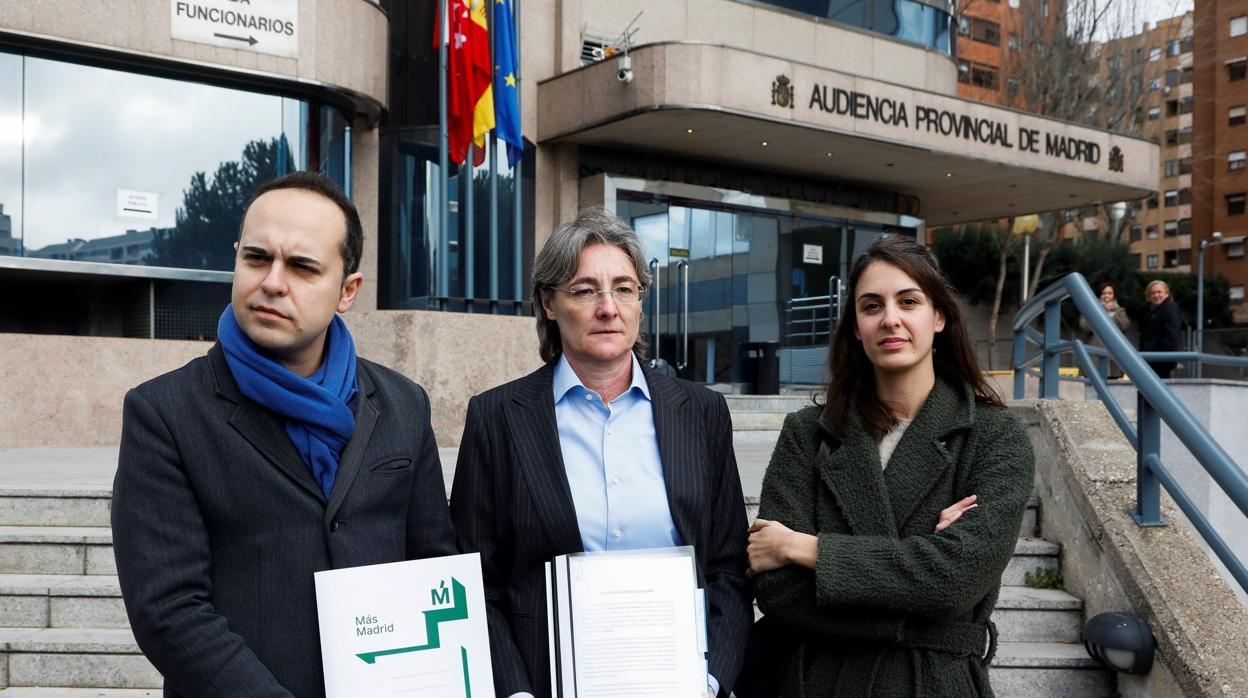 Los concejales de Más Madrid (i-d) José Manuel Calvo, Marta Higueras y Rita Maestre han denunciado a Rocío Monasterio