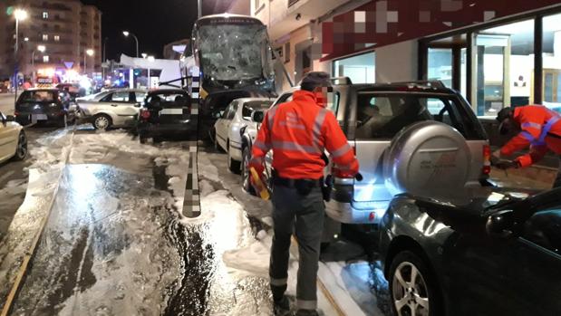 Un autobús sin control mata a dos niños en Navarra y hiere a su madre