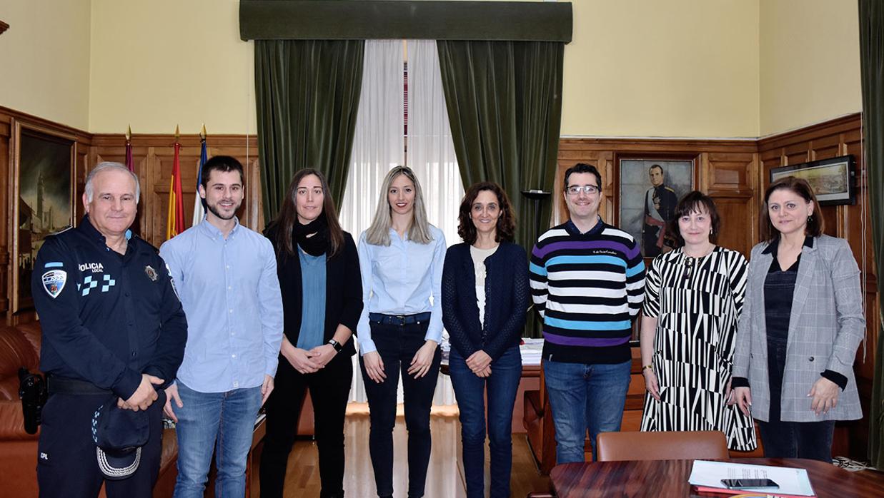 En el centro,los cuatro nuevos agentes junto a la teniente de alcalde y el inspector de Policía Local